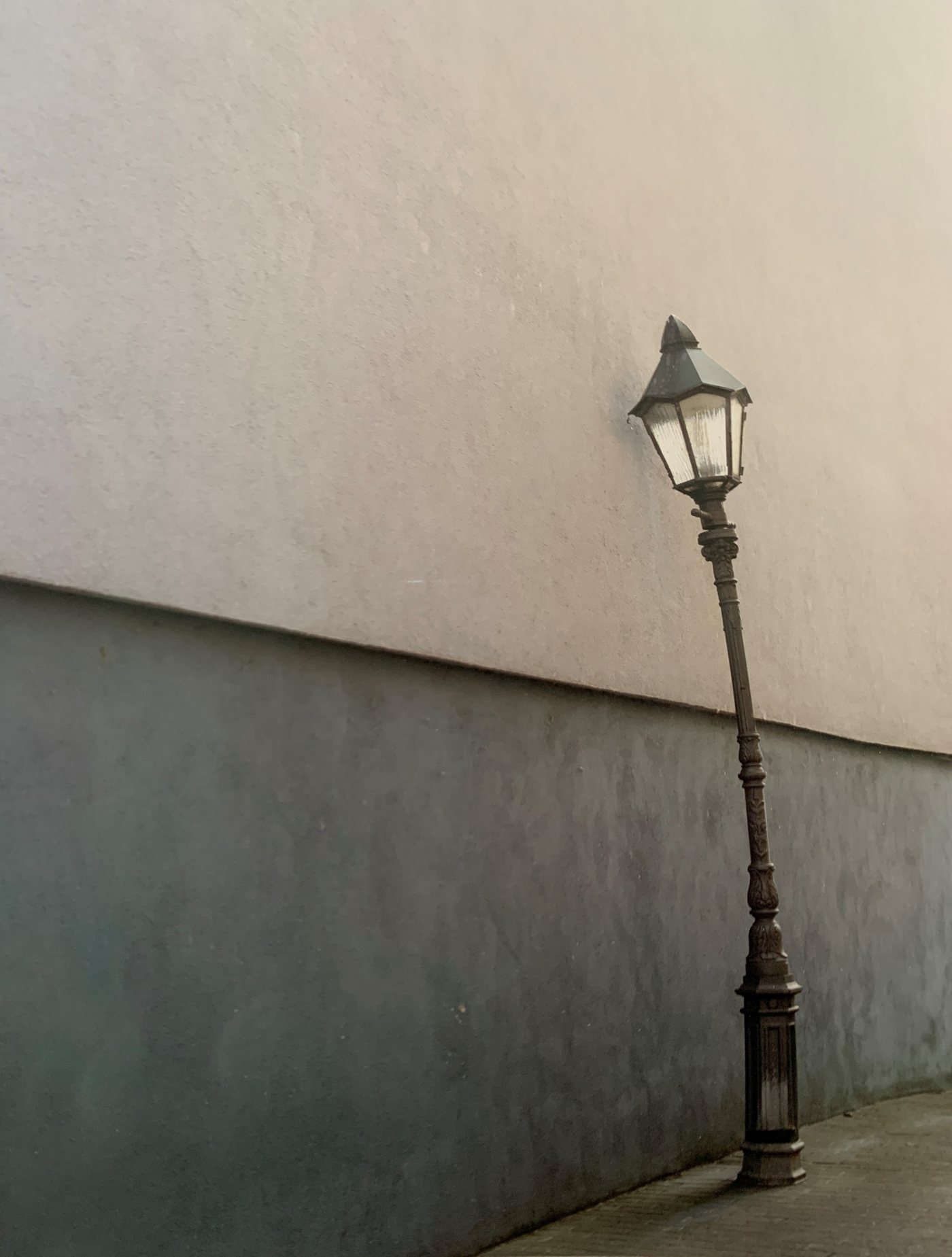 „…what comes next?…“ von pEpAs — Fine-Art-Print einer Straßenlaterne