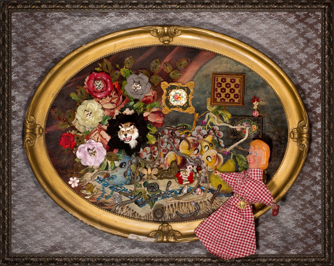 „artista's nightmare“ von Micaela Pagener — Assemblage mit Puppen und Blumen