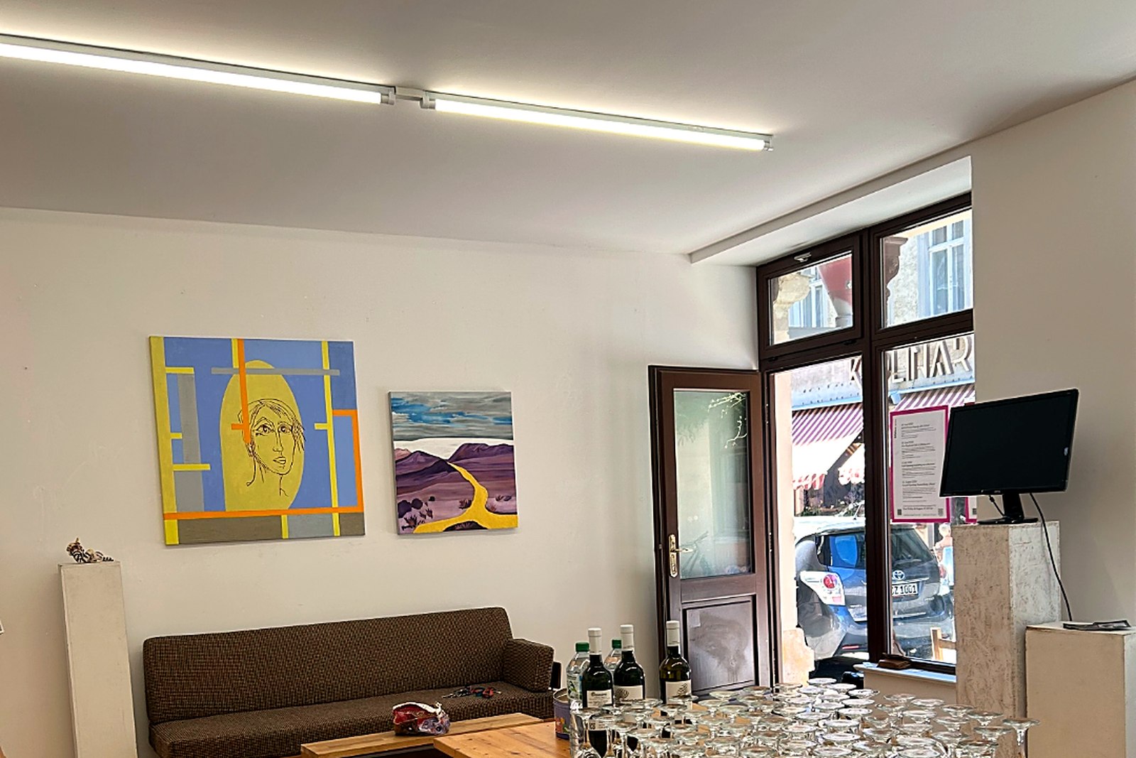 Ausstellungsräume der Galerie von 20blue.arts in der Kolonnadenstraße Leipzig mit kuratierten Gemälden und Blick auf die Kolonnadenstraße