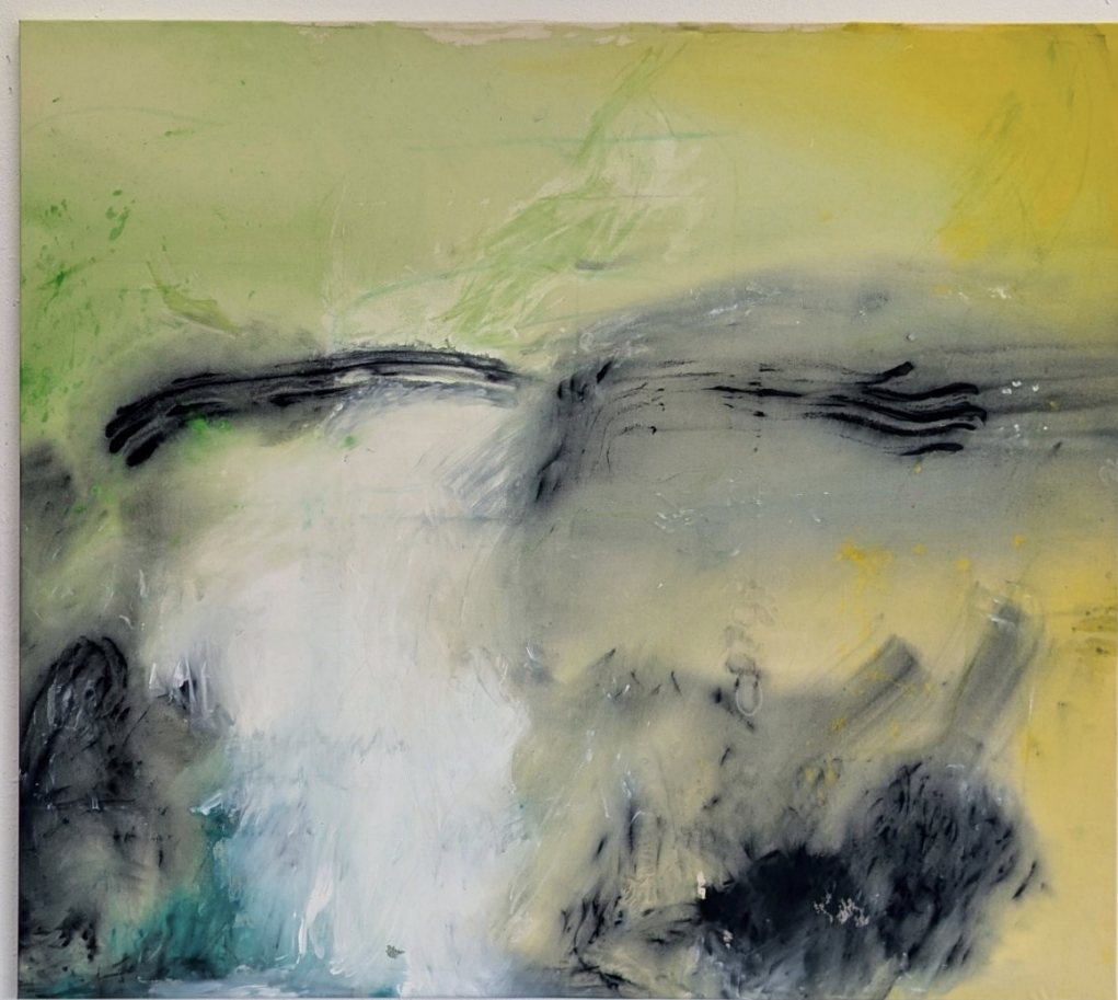 Gemälde von Eva Maria Overhage aus der KOLLEktion No*1: abstrahierte Landschaft in Gelb, Grün und Weiß mit dunkelblauen Pinselspuren